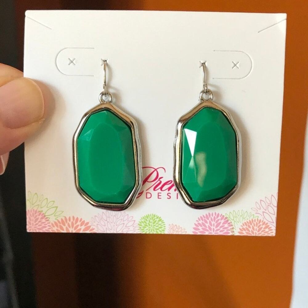 NWT Premier designs Silver Tone Green Acrylic Dangle Drop Earrings - new on card